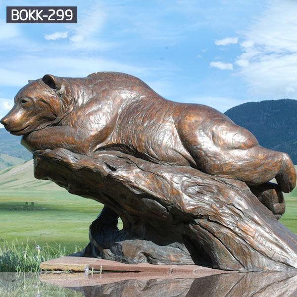 Bronze large bear lawn statues lie on the trunks for sale