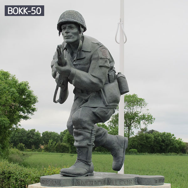 Patriotic bronze casting statues of solder hold gun  memorials for sale